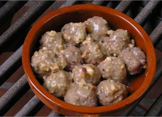 Receta de albóndigas con salsa de almendras fácil y rápida