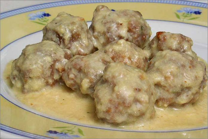 Receta de albóndigas en salsa de leche fácil y rápida