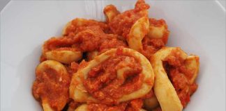 Receta de anillas de calamar con tomate fácil y rápida