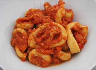 Receta de anillas de calamar con tomate fácil y rápida