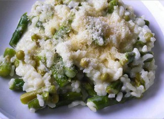 Receta de arroz cremoso con espárragos y guisantes fácil y rápida