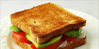 Receta de bocadillo de aguacate y tomate fácil y rápida