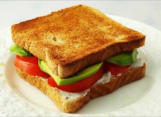 Receta de bocadillo de aguacate y tomate fácil y rápida