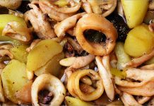 Receta de calamares con patatas, pasas y piñones fácil y rápida
