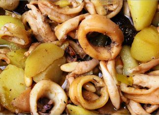 Receta de calamares con patatas, pasas y piñones fácil y rápida