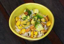 Receta de ensalada de arroz con aguacate y maíz fácil y rápida