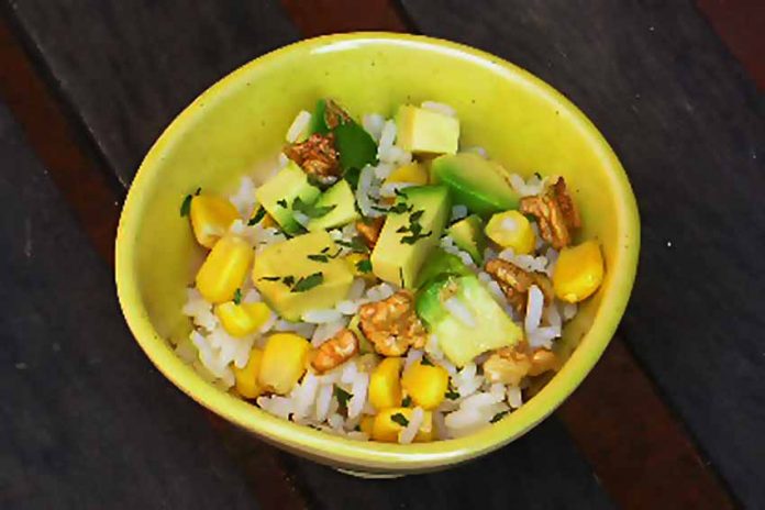 Receta de ensalada de arroz con aguacate y maíz fácil y rápida