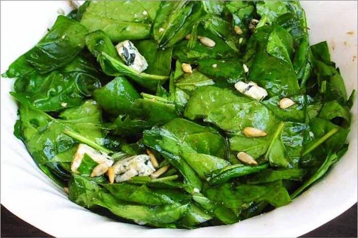 Receta de ensalada de espinacas con queso azul fácil y rápida