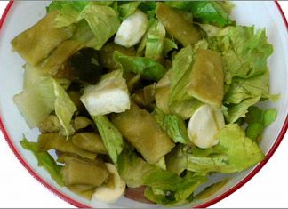Receta de ensalada de judías, tomate y queso fácil y rápida