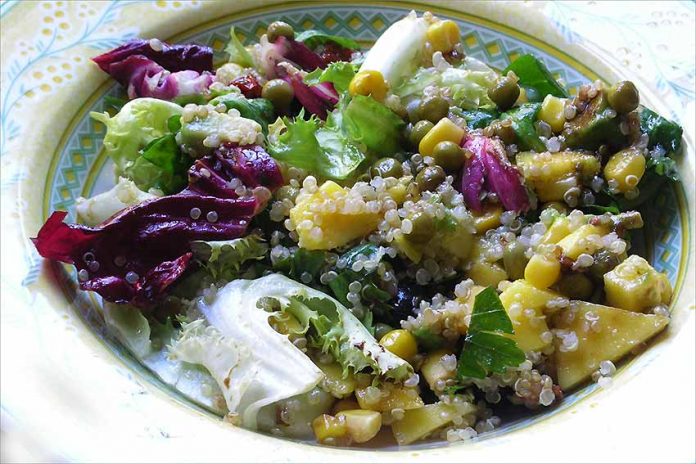 Receta de ensalada de quinoa, aguacate y mango fácil y rápida
