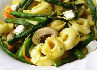 Receta de ensalada de tortellini con verduras fácil y rápida