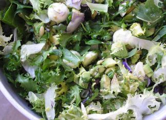 Receta de ensalada verde de tofu, aguacate y mozzarella fácil y rápida