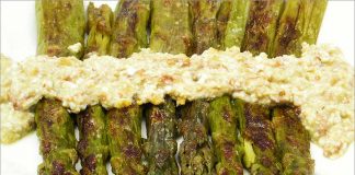 Receta de espárragos con salsa de huevo y nueces fácil y rápida