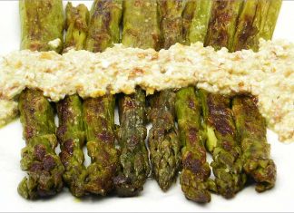Receta de espárragos con salsa de huevo y nueces fácil y rápida