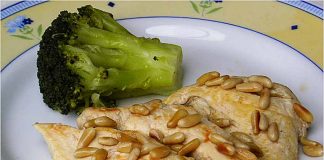 Receta de filetes de pollo con piñones fácil y rápida