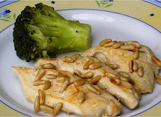 Receta de filetes de pollo con piñones fácil y rápida