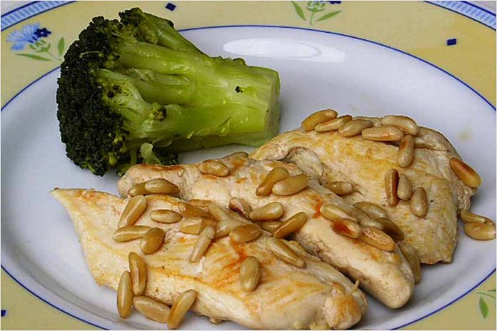 Filetes de pollo con piñones Receta de filetes de pollo con piñones fácil y rápida