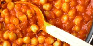 Receta de garbanzos con tomate fácil y rápida