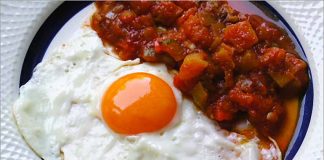 Receta de huevos con pisto de tomate fácil y rápida
