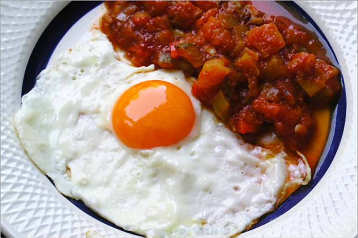 Receta de huevos con pisto de tomate fácil y rápida