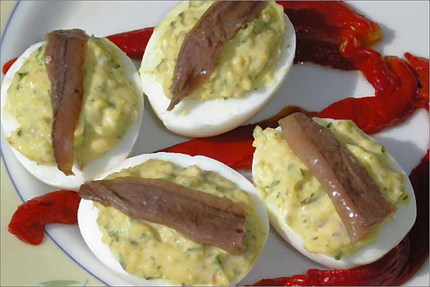 Huevos con salsa de anchoas
