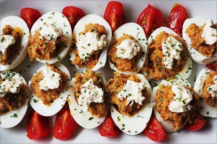 Huevos rellenos de jamón y queso crema Receta de huevos rellenos de jamón y queso crema