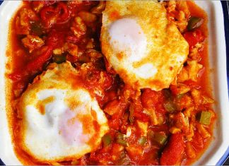 Receta de huevos rotos con migas de bacalao fácil y rápida