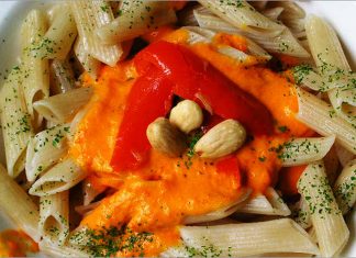 Receta de macarrones con salsa de pimientos fácil y rápida