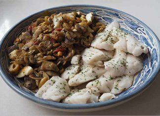Receta de merluza con champiñones y aceitunas fácil y rápida