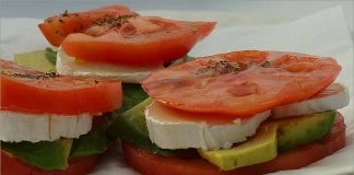 Receta de montados de tomate queso y aguacate fácil y rápida