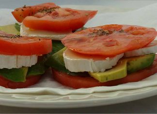 Receta de montados de tomate queso y aguacate fácil y rápida