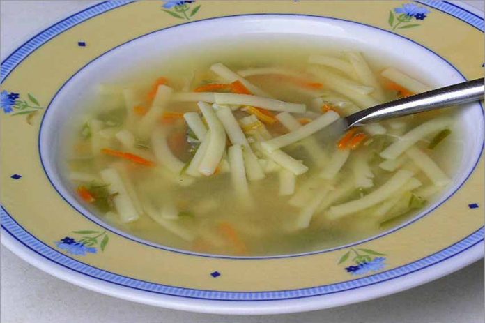 Receta de sopa de pasta y verduras fácil y rápida
