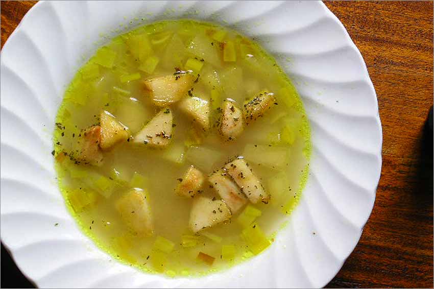 Sopa de verduras con manzana