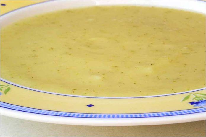 Receta de sopa fría de manzana, apio y calabacín fácil y rápida